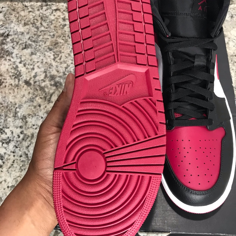 Air Jordan 1 mid, men’s size 13